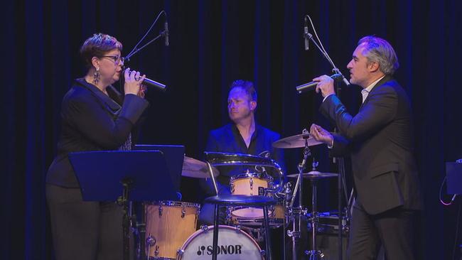 © ORF / Seitenblicke Eine Frau und ein Mann singen auf der Bühne. Im Hintergrund sitzt ein Mann am Schlagzeug