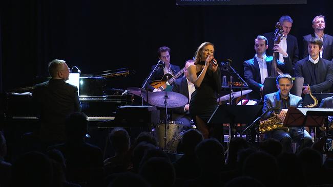 © ORF / Seitenblicke Laura Bilgeri mit Big Band auf der Bühne