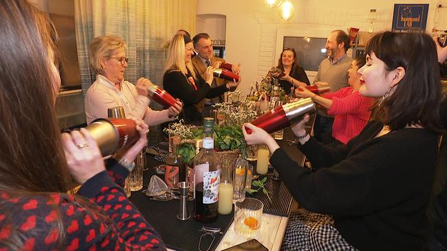 © ORF / Seitenblicke Gäste schütteln Cocktail Shaker