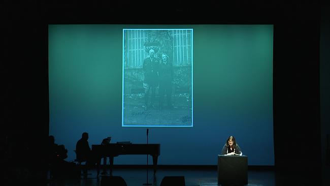Eva Mattes liest auf der Bühne aus Memoiren von Marlene Dietrich 