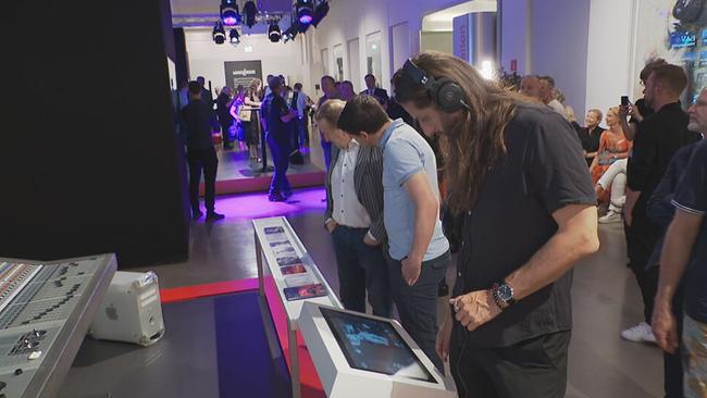 BesucherInnen stehen bei der interaktiven Ausstellung an Computern im Technischen Museum