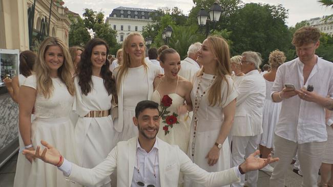 © ORF / Seitenblicke Gruppenfoto mit prominenten Gästen in weiß gekleidet