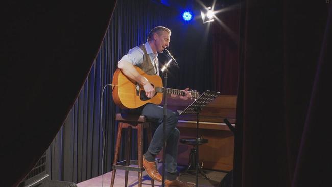 Oliver Zeisberger auf der Bühne mit Gitarre