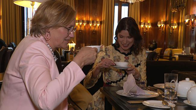 Marion Nachtwey und Birgit Fenderl sitzen an einem Tisch und trinken Tee 