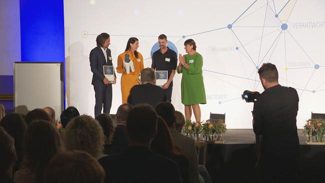 © ORF / Seitenblicke PreisträgerInnen übernehmen Award auf der Bühne