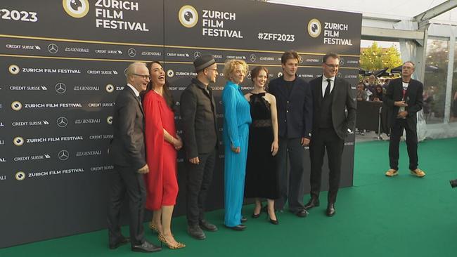 © ORF / Seitenblicke Gruppenbild von Stars am grünen Teppich beim Festival