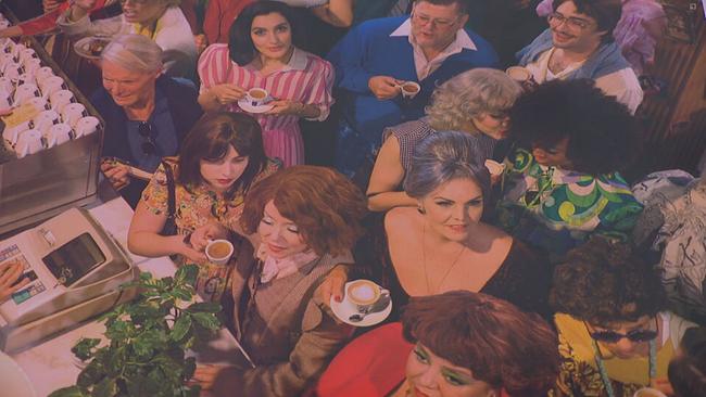 Ein künsterisches Foto aus dem Kalender: Menschen stehen gedrängt in einem Kaffehaus 