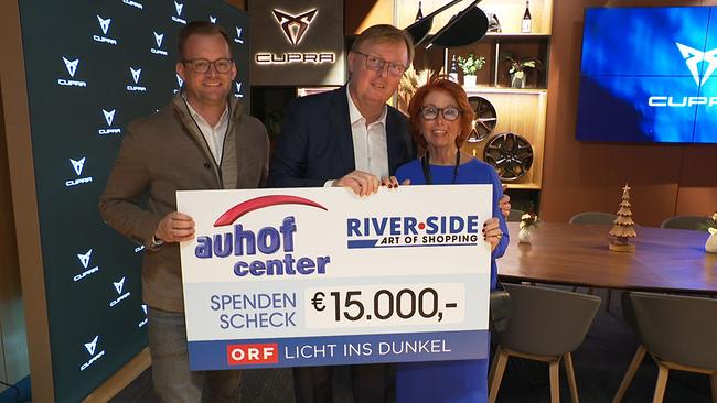 © ORF / Seitenblicke Timo Sommerauer, Peter Schaider und Inge Klingohr halten Spendenscheck in die Kameras
