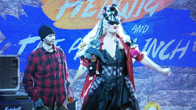 © ORF / Seitenblicke Drew Sarich als Ost-Berliner Dragqueen „Hedwig“ und Ann Mondrella „Yitzhak“ auf der Bühne