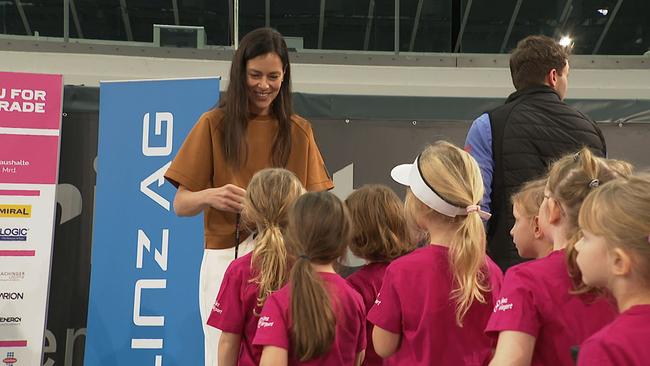 © ORF / Seitenblicke Ana Ivanović übrreicht Medaille an Mädchen