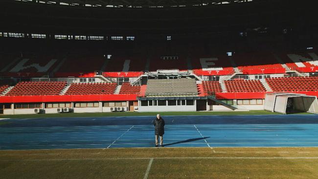 Toni Polster steht in einem leeren Stadion