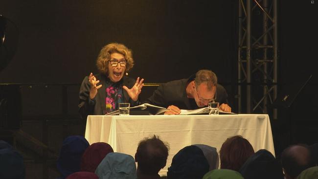 Adele Neuhauser und Christian Dolezal sitzen vor einem Tisch auf der Bühne des Palais Liechtenstein