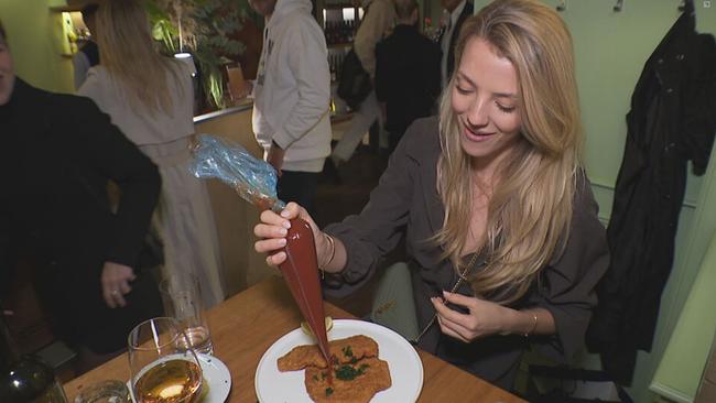 Model Chiara Pisati gibt Ketchup auf ihr Schnitzel 