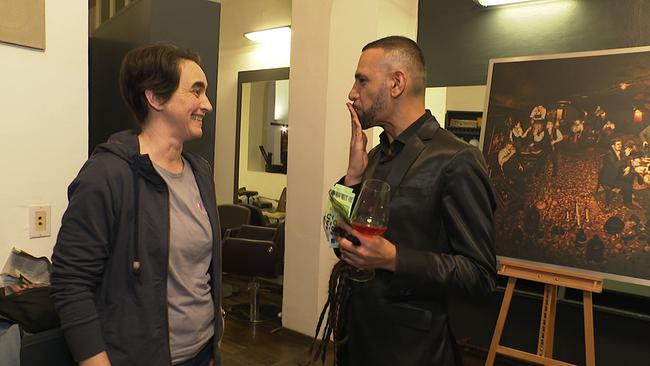 Eine Frau gibt Yochai Mevorach Haare und Geldspende