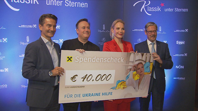 Roland Weißmann, Karl Mark Chichon, Elīna Garanča und Erwin Hameseder halten einen Scheck im Wert von 40.000€ in Händen