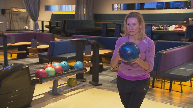 © ORF 2 / Seitenblicke Angelika Niedetzky auf der Bowlingbahn im Wiener Prater