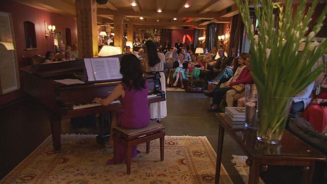 © ORF / Seitenblicke Hotel innen. Eine Frau sitzt am Flügel, eine Künstlerin singt und die Gäste sitzen rundherum