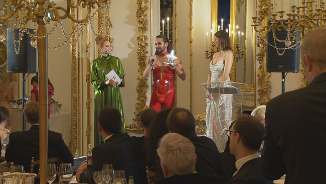 Riccardo Simonetti nimmt auf der Bühne den "Diversity Award" in Form eines silbernen Sterns entgegen 