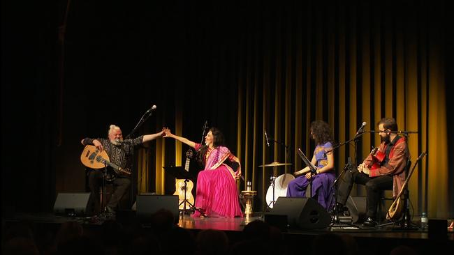 Das Timna Brauer Enseble und Marwan Abado sitzen mit Instrumenten auf der Bühne