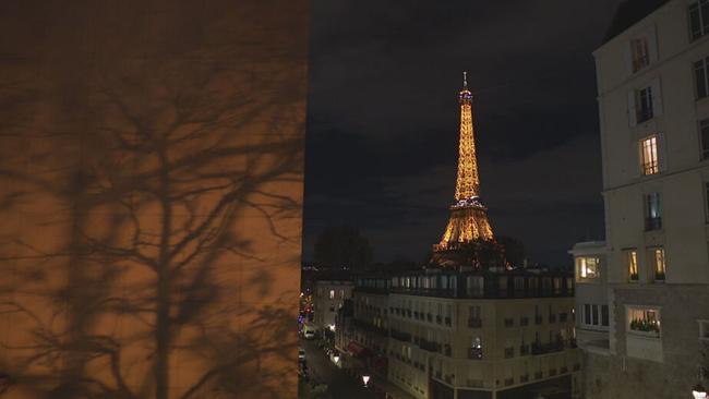 Blick aus dem Fenster auf den Eifelturm