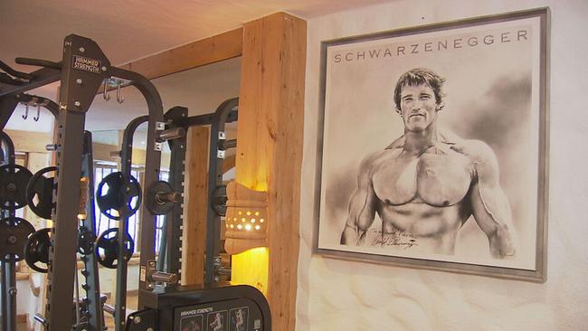 © ORF / Seitenblicke Ein Bleistiftzeichnung von Arnold Schwarzenegger im Fittnesraum des Stanglwirt