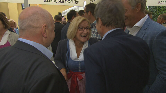 Landeshauptfrau Johanna Mikl-Leitner begrüßt lächelnd drei ihrer Gäste