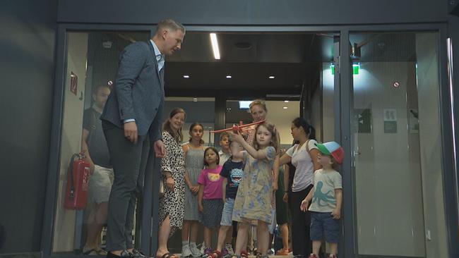 © ORF / Seitenblicke Kinder stehen neben Florian Ultsch, ein Mädchen wirft ein Spielzeugflugzeug in die Luft