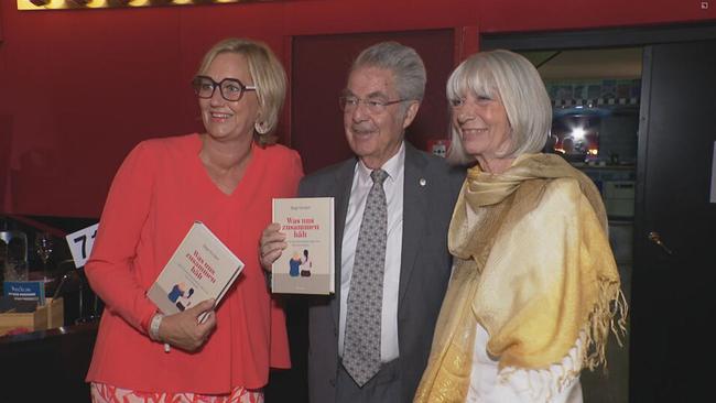 © ORF / Seitenblicke Erika Pluhar und Heinz Fischer posieren mit Birgit Fenderl für die Kameras