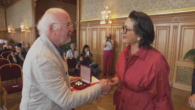 © ORF / Seitenblicke Justus Neumann nimmt Silberne Ehrenzeichen von Veronica Kaup-Hasler entgegen