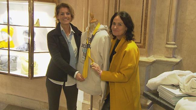 Martina Löwe und Eva Glawischnig stehen vor einer Kleiderpuppe mit gelber Krawatte