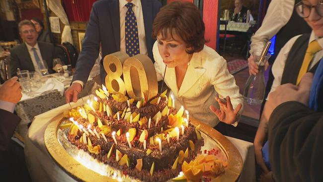 © ORF / Seitenblicke Edith Leyrer bläst Kerzen auf ihrer Geburtstagstorte aus