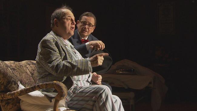 Gerald Pichowetz und Andreas Steppan sitzen auf der Bühne des Gloria Theaters
