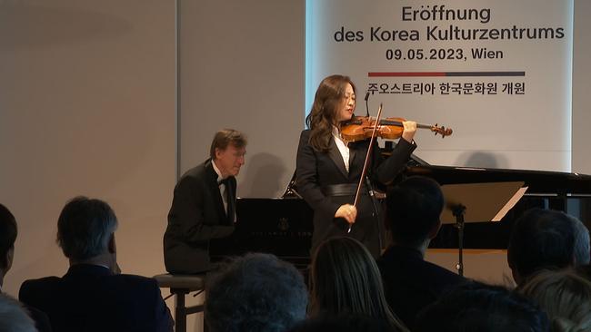 Violinistin Sun Ok Lee spielt auf einer Bühne, hinter ihr sitzt Gerald Schuller am Jazzpiano