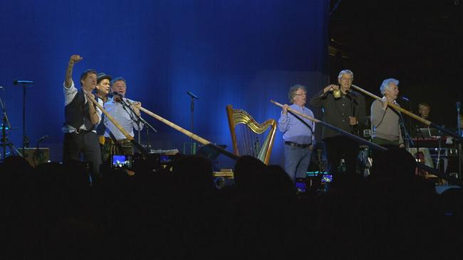 © ORF / Seitenblicke Musiker stehen auf der Bühne mit Instrumenten wie Alphörner, Kuhglocken und einer Harfe