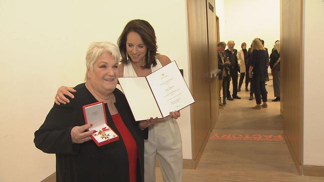 Stefanie Werger und Vera Russwurm posieren mit der Auszeichnung für die Presse 