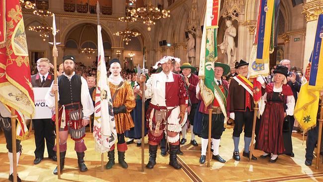 © ORF / Seitenblicke Tiroler Fahnenträger in der Wiener Hofburg