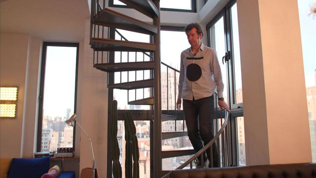 Stefan Sagmeister geht eine Wendeltreppe in seiner New Yorker Wohnung hinunter 