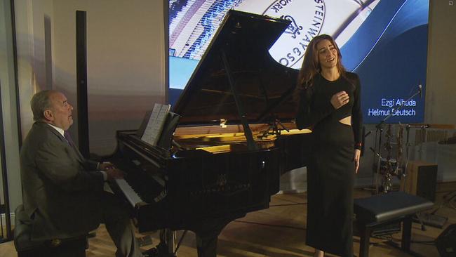Pianist Helmut Deutsch spielt auf dem Klavier, Sopranistin Ezgi Alhuda steht vor dem Flügel und singt 