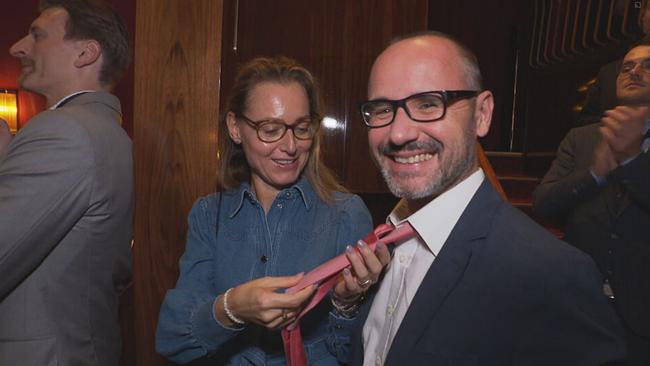 © ORF / Seitenblicke Frau lockert Krawatte von einem Mann