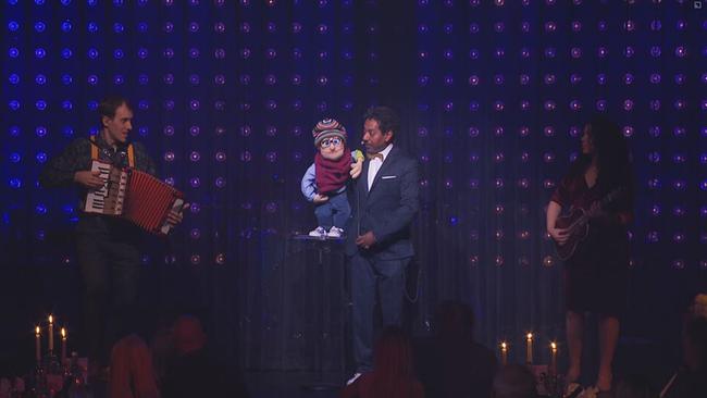© ORF / Seitenblicke Bauchredner Daniel Reinsberg und Puppe "Buggy" auf der Bühne