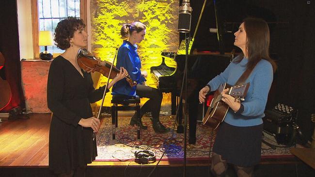 The Schick Sisters musizieren gemeinsam auf Geige, Klavier und Gitarre 