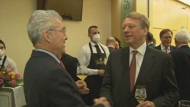 © ORF 2 / Seitenblicke Heinz Fischer und Thomas Angyan schütteln sich im Wiener Musikverein die Hände
