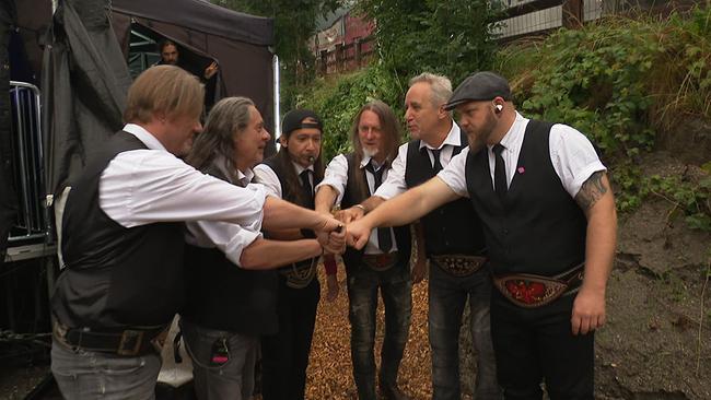 © ORF / Seitenblicke Schürzenjäger backstage; stehen im Kreis und geben sich einen Faußtgruß