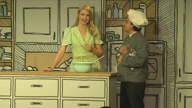 Jennifer Frankl als Silvia Schneider verkleidet in einer Küchenkulisse auf der Bühne. 