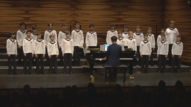 Die Wiener Sängerknaben auf der Bühne des des MuTh-Konzertsaals bei dem Benefizkonzert für Nachbar in Not 