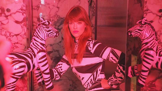 © ORF / Seitenblicke Audrey Favardin beim Modeshooting mit einem aufblasbaren Zebra in der Hand