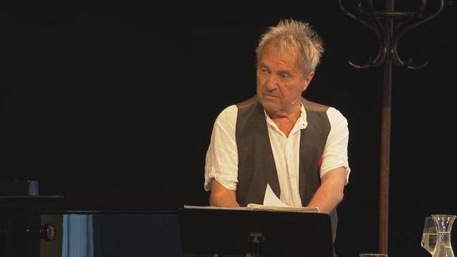 © ORF / Seitenblicke Wolfram Berger sitzt auf der Bühne an einem Stehpult