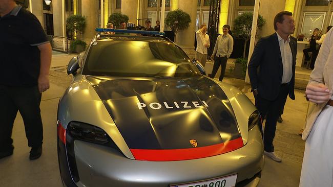 © ORF 2 Porsche Taycan mit Polizei Folierung