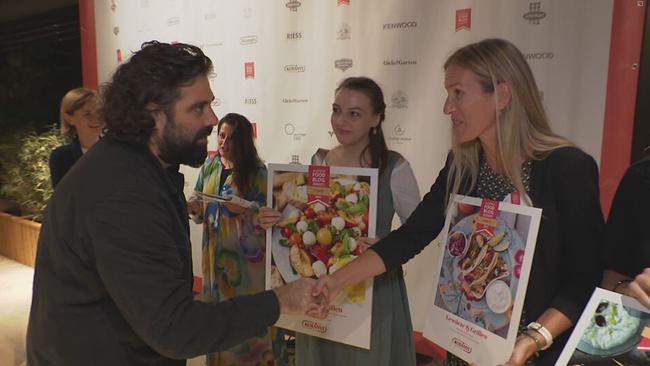 © ORF / Seitenblicke Haubenkoch Konstantin Filippou gratuliert den Gewinnerinnen