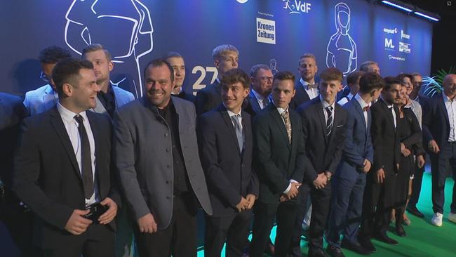 © ORF / Seitenblicke Gruppenbild einer Fussballmanschaft am grünen Teppich